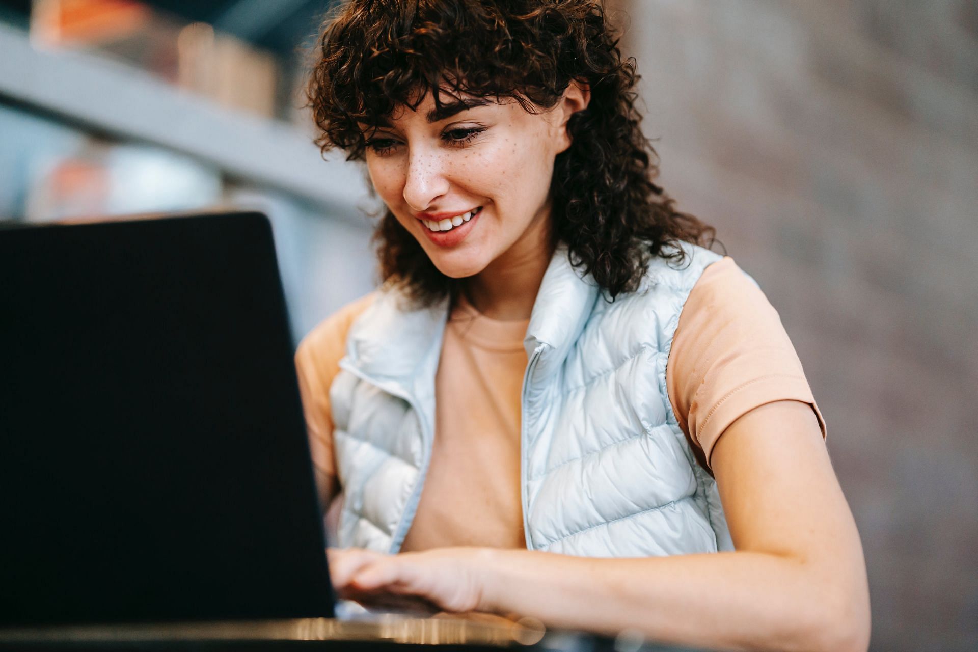 Positive self-talk can become a tool for fighting self-gaslighting. (Image via Pexels/ Sam Lion)